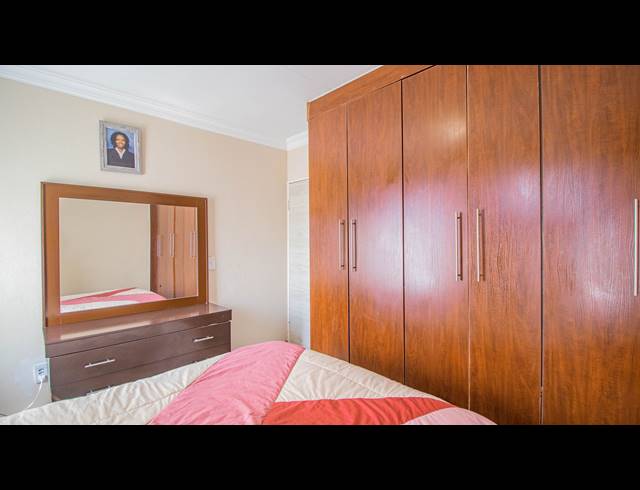 2 BEDROOM TOWNHOUSE FOR SALE IN MAGALIESBERG COUNTRY ESTATE